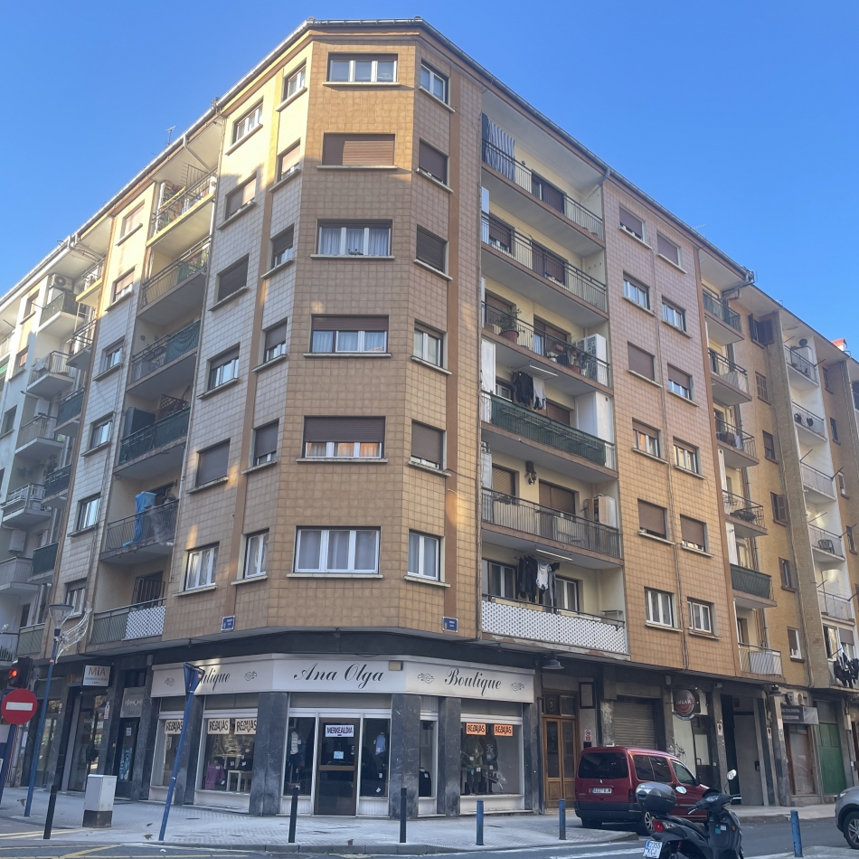 VIVIENDA EN EL BARRIO DE IZTIETA CON ASCENSOR DE TRES HABITACIONES, SALÓN, COCINA Y BAÑO.